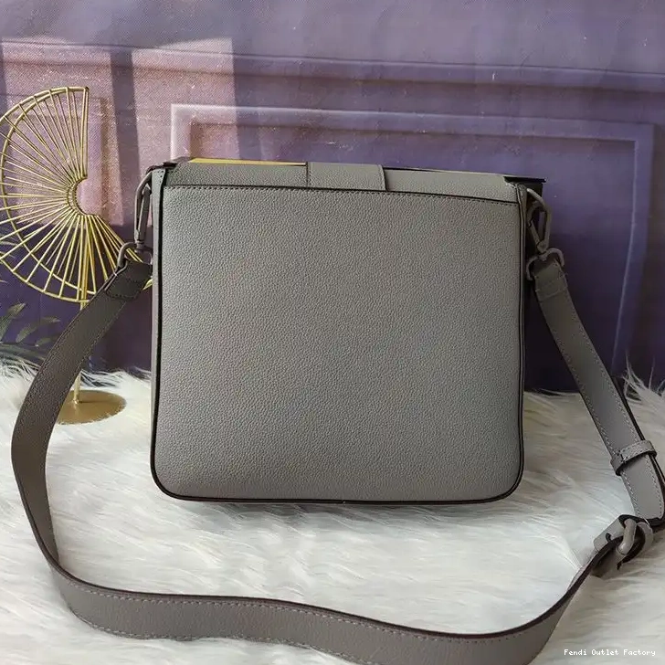 Vintage HOT In Cuoio Grey Medium Romano Messenger Fendi Leather Baguette 0701